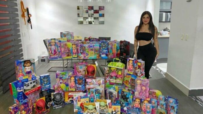 Karely Ruiz da regalos a niños de escasos recursos y en redes la cancelan