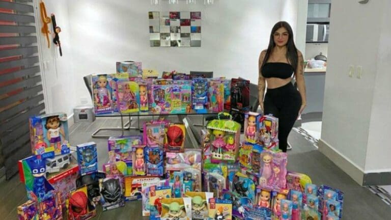 Karely Ruiz da regalos a niños de escasos recursos y en redes la cancelan