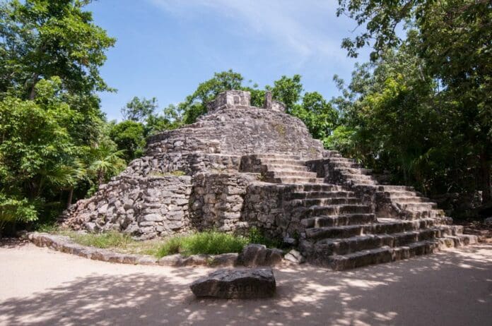 Reconoce AMLO que será difícil recuperar zona arqueológica en manos de Xcaret 