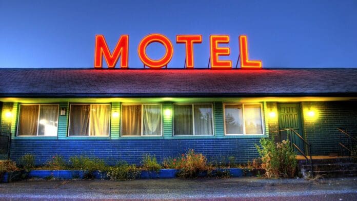 Motel amenaza a pareja por llevarse una sábana y una almohada