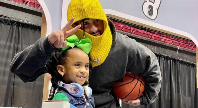 El famoso Bad Bunny repartió más de 25 mil regalos con motivo de la Navidad a niños de su país natal, Puerto Rico.