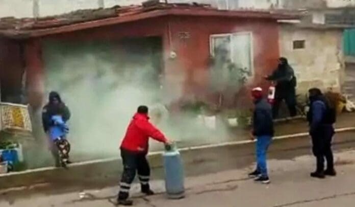 Un sujeto en estado de ebriedad quiso matar a su esposa y a sus propios hijos en Navidad. La familia fue rescatada y él fue detenido.