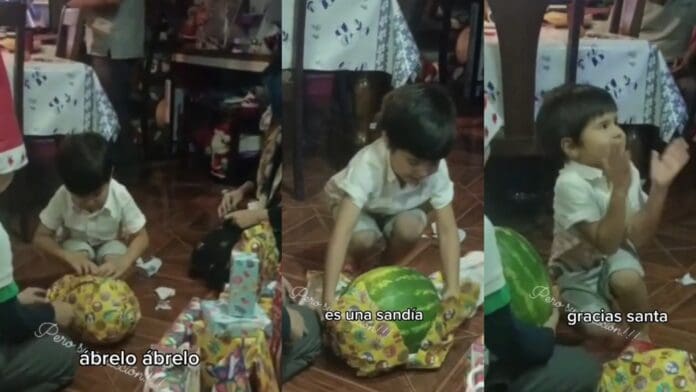 VIDEO: Niño recibe una sandía envuelta de regalo de Navidad