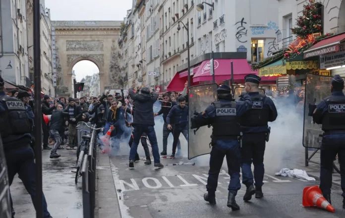 Manifestantes y policías se enfrentan luego de un tiroteo en París