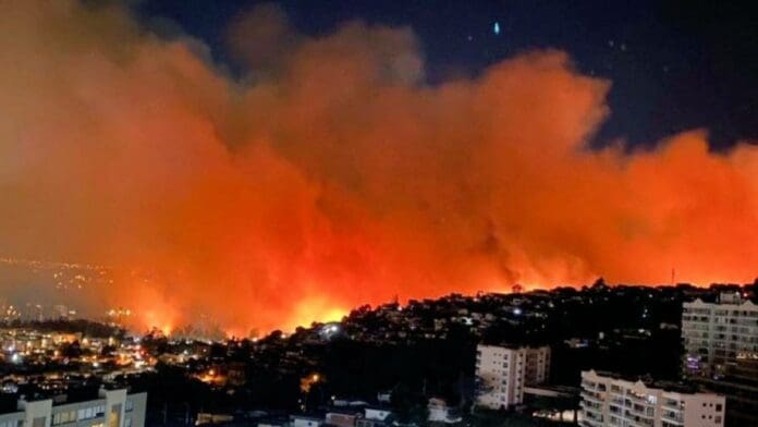 Centenares de bomberos trabajan para sofocar un cruel incendio forestal en Viña del Mar, Chile