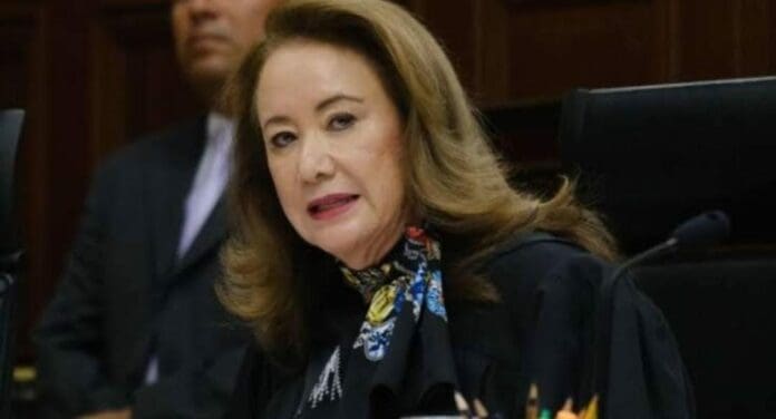 Una investigación reveló que la ministra Yasmín Esquivel habría plagiado su tesis de licenciatura. Ella y su asesora lo negaron.