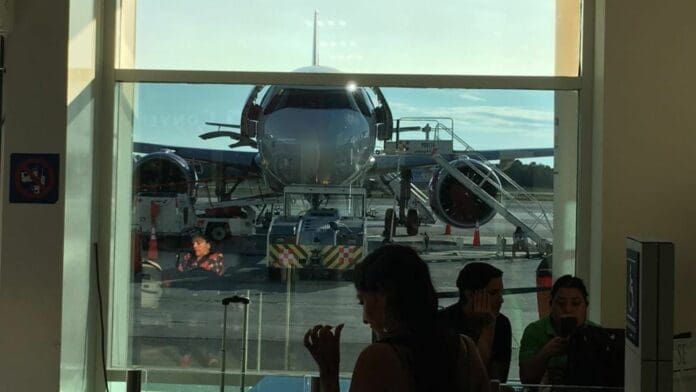 Vuelos demorados ya están despegando: Asur; afectados culpan al aeropuerto de Cancún del caos vial