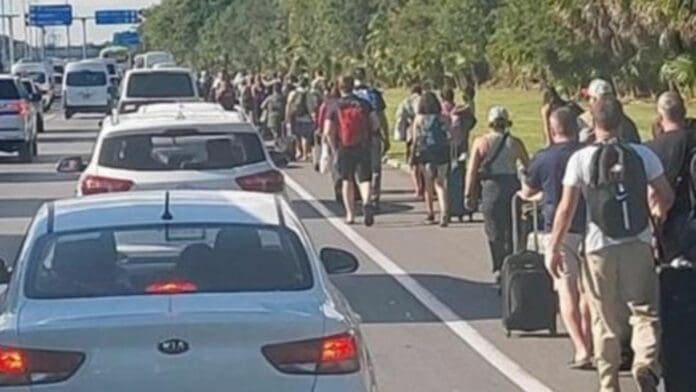 Turistas están llegando a pie al aeropuerto de Cancún; tráfico lleva por lo menos dos horas detenido
