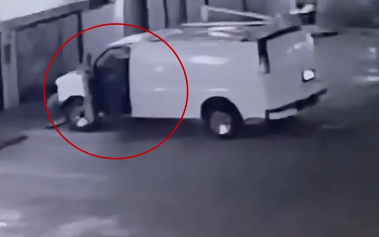 Video: Así abandonaron una camioneta con 6 cuerpos en Tijuana