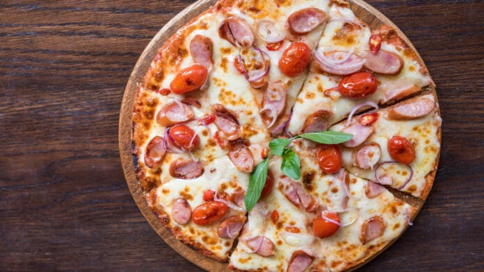 Joven recibe pizza como aguinaldo y le dicen que 