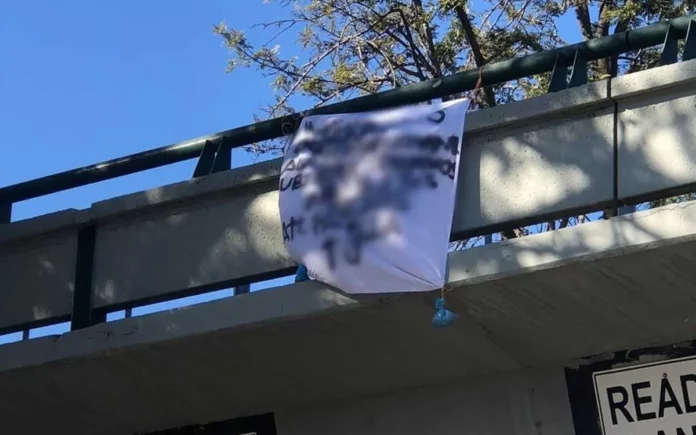 Hombres vestidos de obreros colocan mantas con amenazas a policías en Tijuana