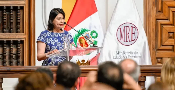 Perú expulsa al embajador de México tras asilo político a Lilia Paredes