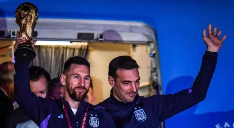 Lionel Messi y toda la selección albiceleste han arribado a Argentina y ya fueron recibidos por millones de personas.