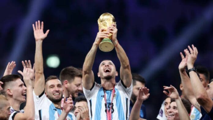 VIDEO: Guido Rodríguez 'insulta' a aficionado mexicano que quiso darle un sombrero charro