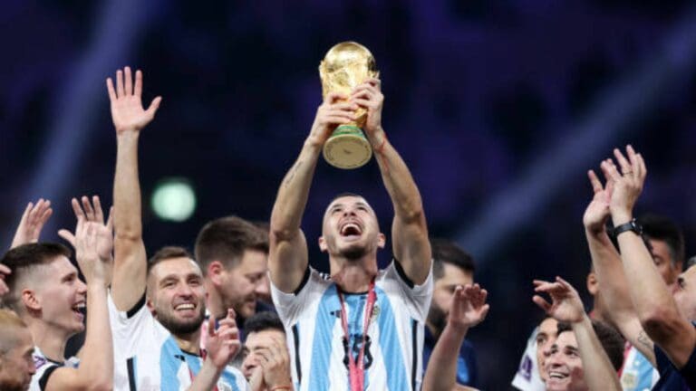 VIDEO: Guido Rodríguez ‘insulta’ a aficionado mexicano que quiso darle un sombrero de charro