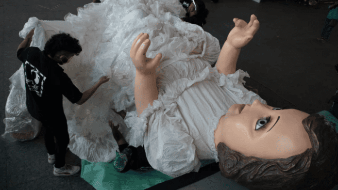 Artesanos colocan en CDMX un Niño Dios gigante