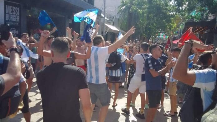 Alta efervescencia albiceleste en Playa del Carmen tras triunfo de Argentina en el Mundial