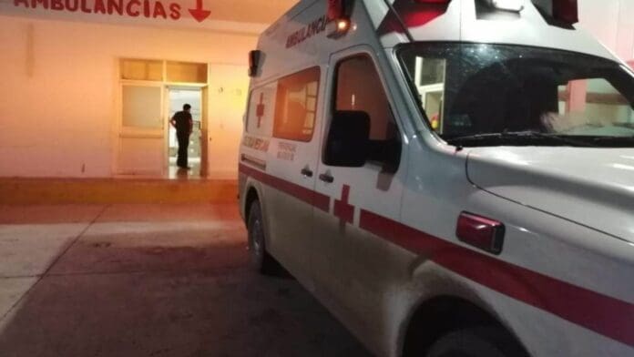 El conductor de un vehículo impactó otro auto en el que viajaba una familia. La madre murió, mientras que padre e hijo resultaron heridos.