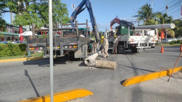 Derriba tráiler poste de CFE en la avenida Xcaret de Cancún y deja sin luz a vecinos y locatarios de la zona