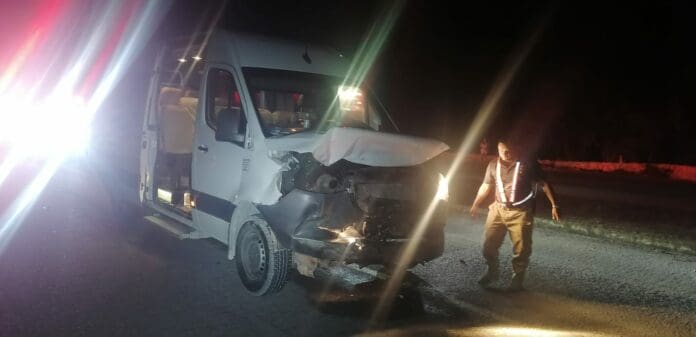 Accidente carretero, entre un auto y una Urvan, deja tres lesionados en Tulum