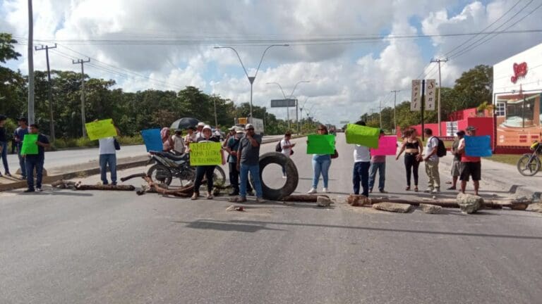 Con protesta, pobladores de diversas colonias de Cancún exigen medidores a la CFE