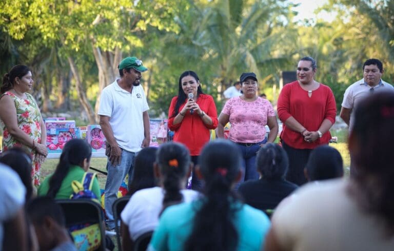 LLEVA BLANCA MERARI FESTEJO NAVIDEÑO A LEONA VICARIO 