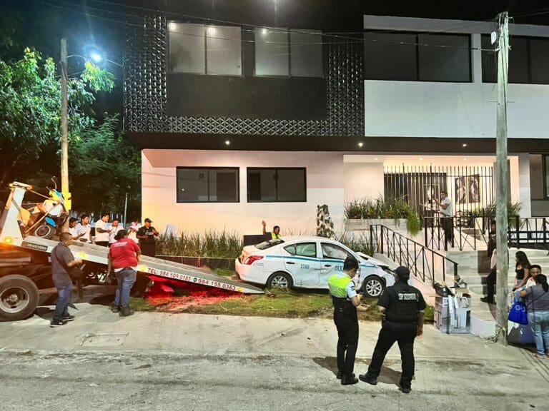Embiste patrulla municipal a taxi de Playa del Carmen; una pasajera lesionada  