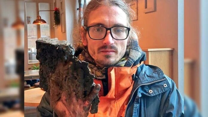 VIDEO: Activista climático pega su mano al asfalto en protesta y no pudo despegarla