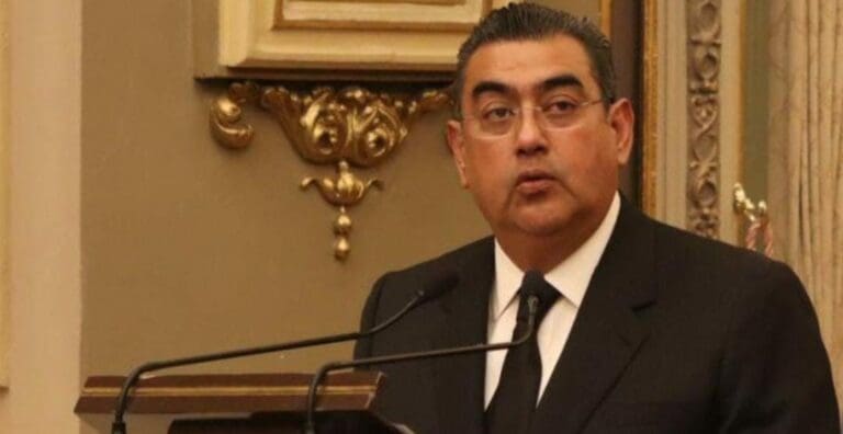 El diputado Sergio Salomón Céspedes ha sido nombrado como el gobernador sustituto de Puebla tras la muerte de Miguel Barbosa.