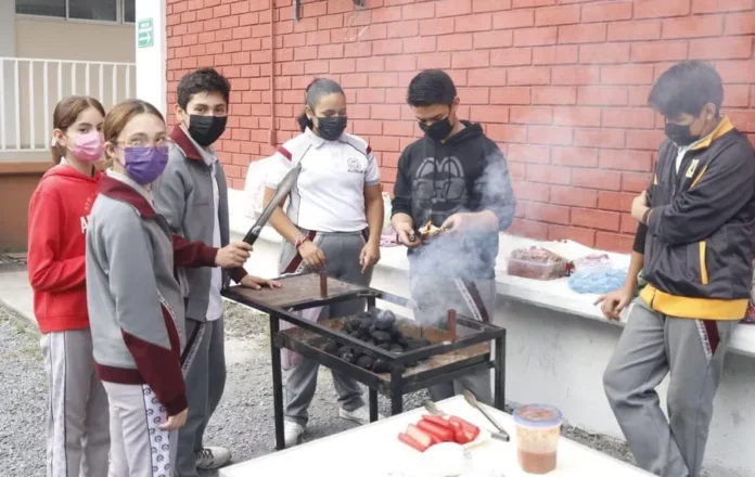 Se repite la historia: otra escuela en Monterrey enseña a los alumnos como deben hacer 'carnita asada'