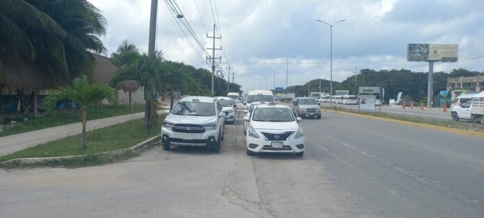 Se mantienen taxistas de Tulum en espera, congregados en la zona arqueológica 