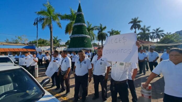 Taxistas de Felipe Carrillo Puerto agreden a policías 