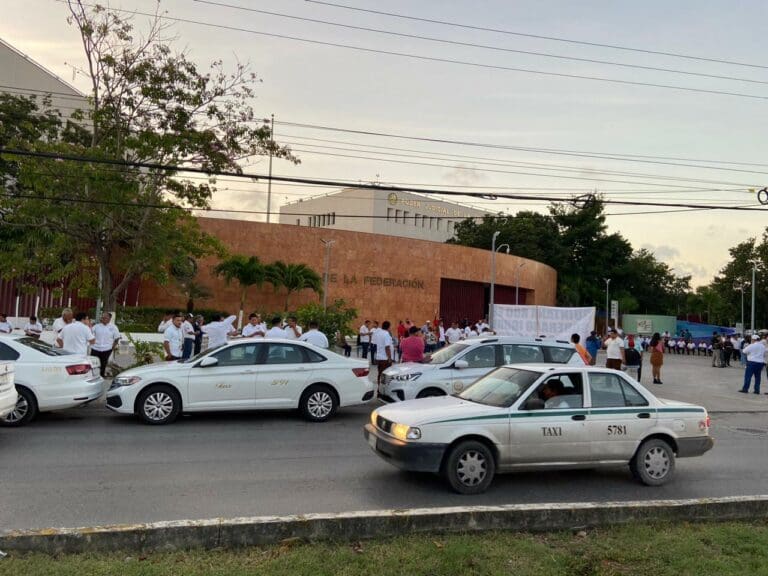 Amanece Cancún con manifestación de cientos de taxistas 