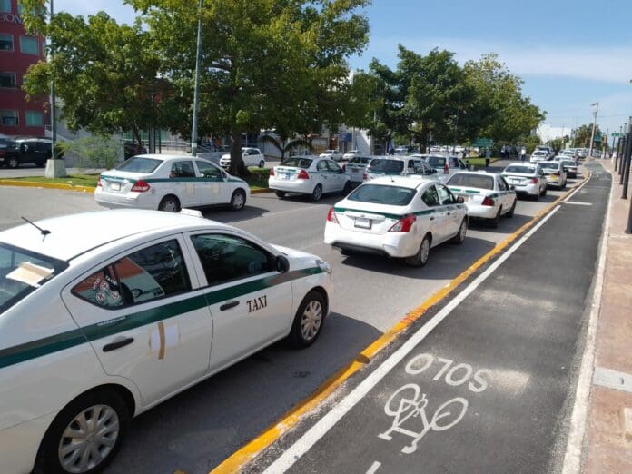 Por redes sociales, invitan taxistas a manifestación contra Uber