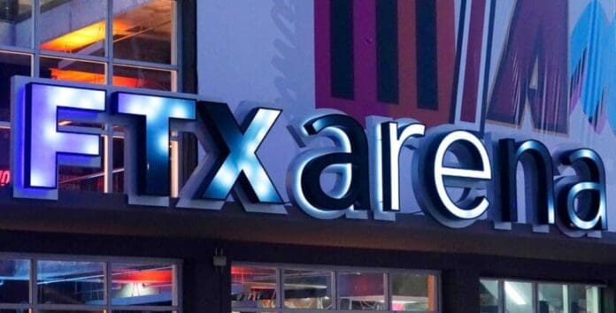 El fundador de la plataforma de criptomonedas FTX fue detenido en las Bahamas luego que la empresa se declarara en bancarrota.