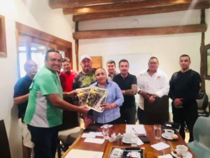 Entregan escrituras para construir estación de bomberos y regularizar Centro de Salud en la isla de Holbox  