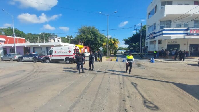 Deja dos policías lesionados aparatoso choque entre patrulla y camioneta, en Playa del Carmen 