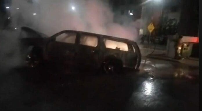 Se incendia camioneta tras embestir a repartidor de comida y arrastrar motocicleta, en Cancún 