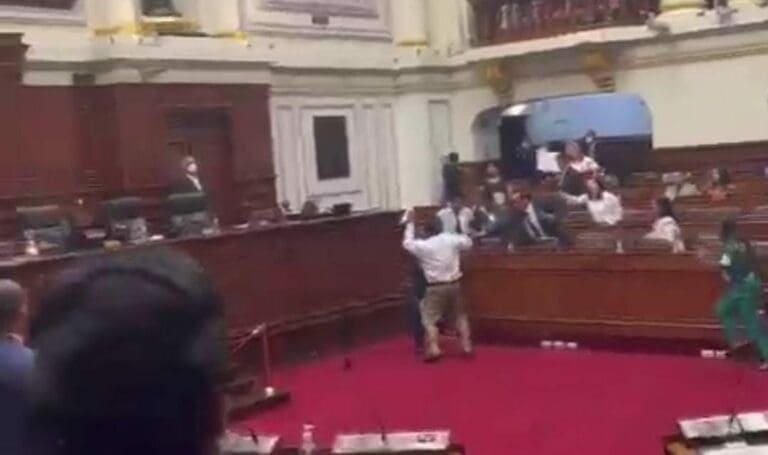 Continúa la grave crisis política de Perú. Esta vez fueron los diputados los que se agarraron a golpes en pleno Congreso. Todo fue grabado.