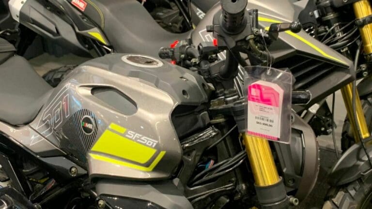 Exigen a tienda vender motocicleta a 65 pesos en CDMX