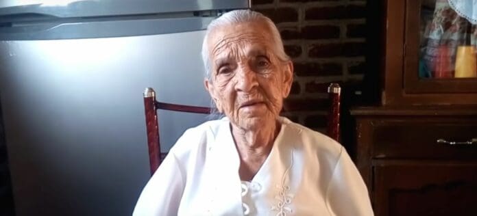 Abuelita youtuber pide que vean sus videos para poder vivir de eso