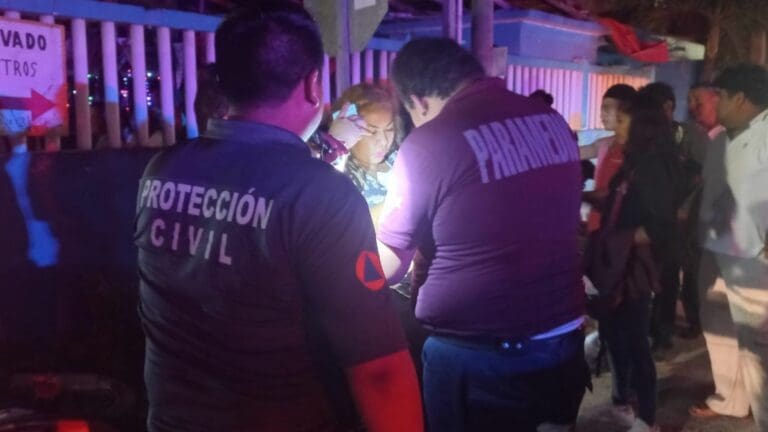Arrollan a una mujer y a dos menores de edad a bordo de una moto, en Tulum