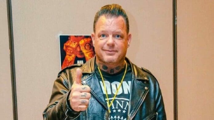 El luchador Vampiro Canadiense fue contratado por el Ayuntamiento de Guadalajara para capacitar a 100 policíasl. El tema causó polémica.