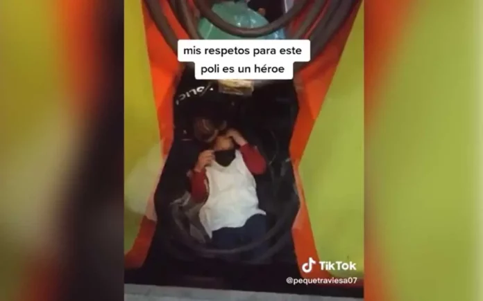 Video: policía rescata a una anciana que cayó entre dos vagones de tren