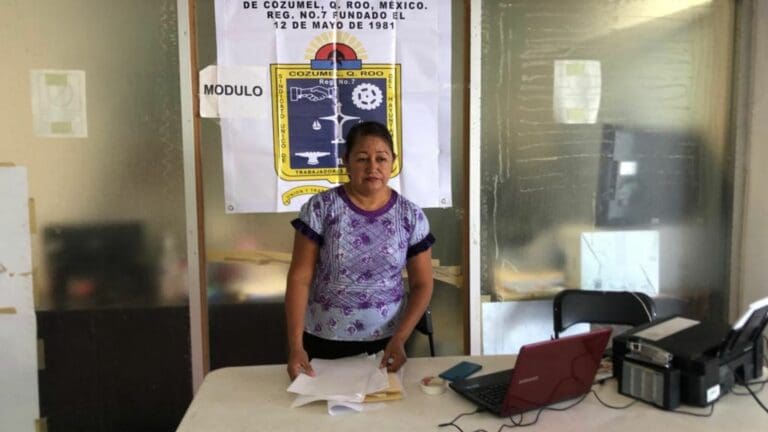 Líder de burócratas se arroja al piso, en un forcejeo con trabajadora