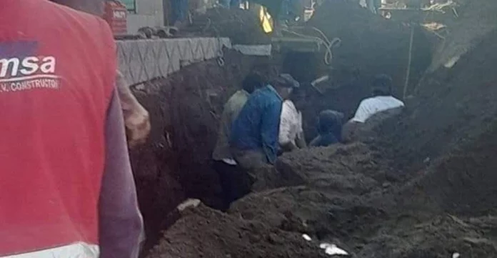 Trabajadores quedaron sepultados en una excavación de drenaje en Puebla, México