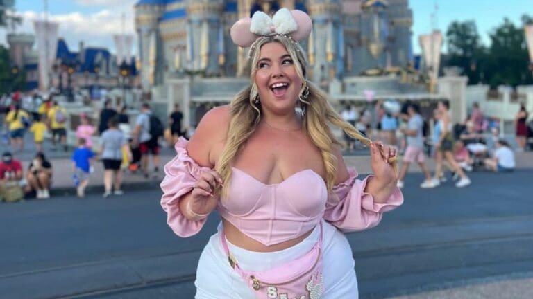 Critican a modelo de talla grande por utilizar minifalda en Disney World