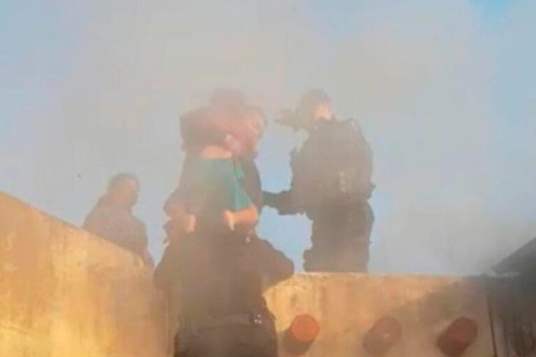 Rescatan a familia de un incendio en una casa del fraccionamiento Villas del Mar de Cancún 