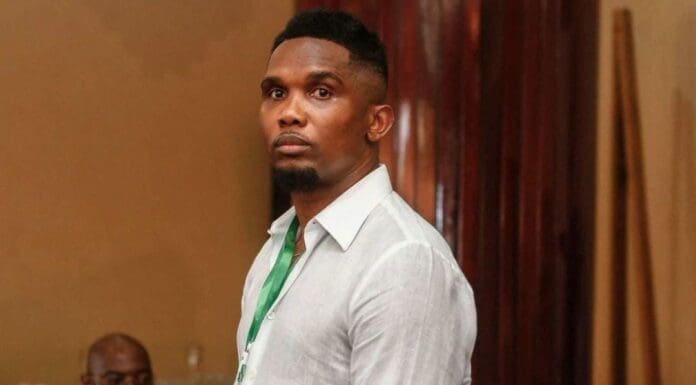 El ex futbolista Samuel Eto'o agredió a una persona al salir de un estadio en Qatar,. Se trata de un youtuber de Argelia.