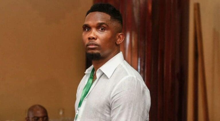 El ex futbolista Samuel Eto'o agredió a una persona al salir de un estadio en Qatar,. Se trata de un youtuber de Argelia.